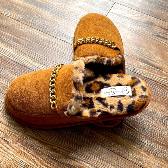 BN Never Worn Leopard Print Plush Slippers With A Gold Chain Detail. - Picture 2 of 3